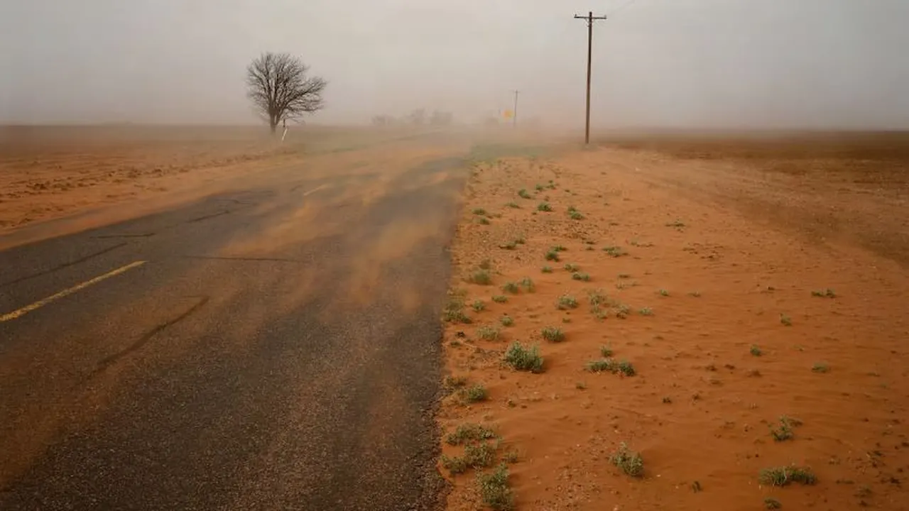 الرياح المثيرة للأتربة تتسبب في تدني مستوى الرؤية الأفقية بمدن شمال سيناء